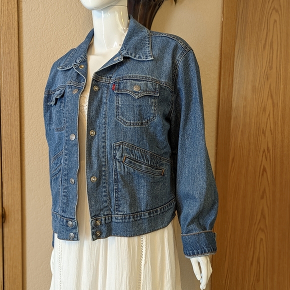 Woman's Levi's Truckers Jean Jacket Size XL